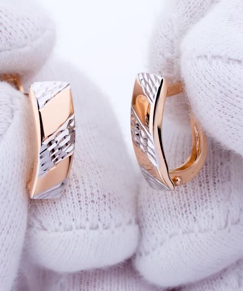 Gold earrings Gold earrings