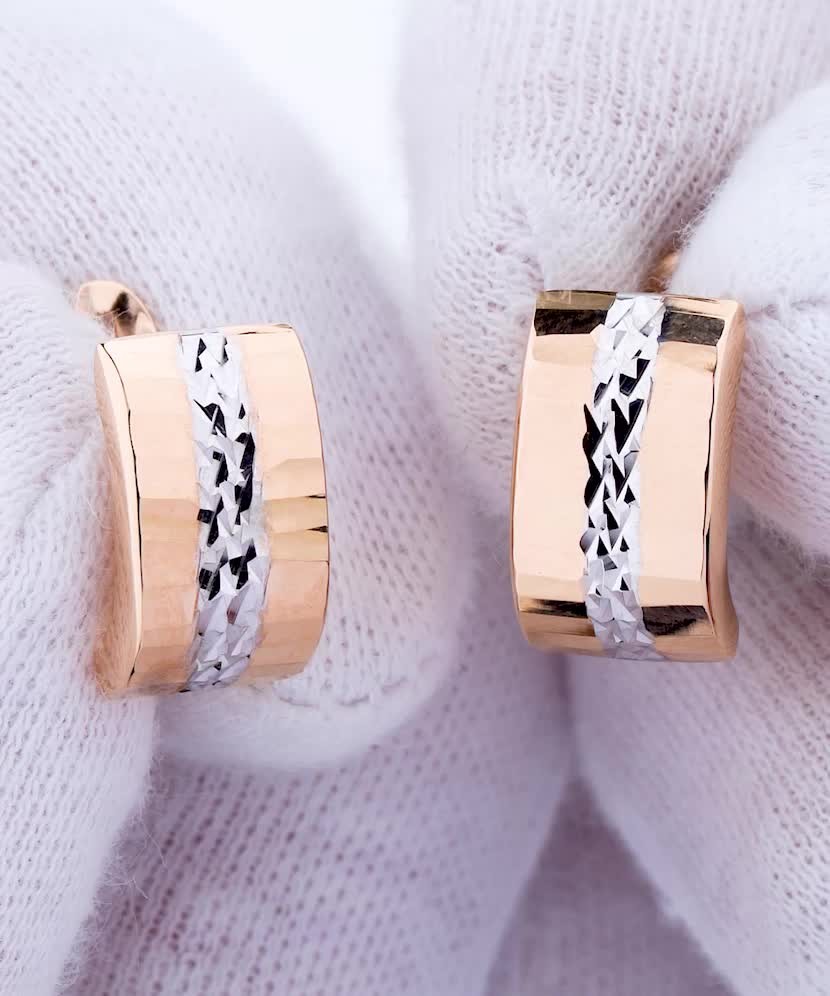 Gold earrings Gold earrings