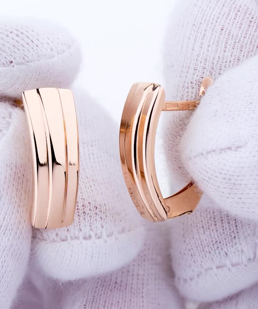 Gold earrings Gold earrings