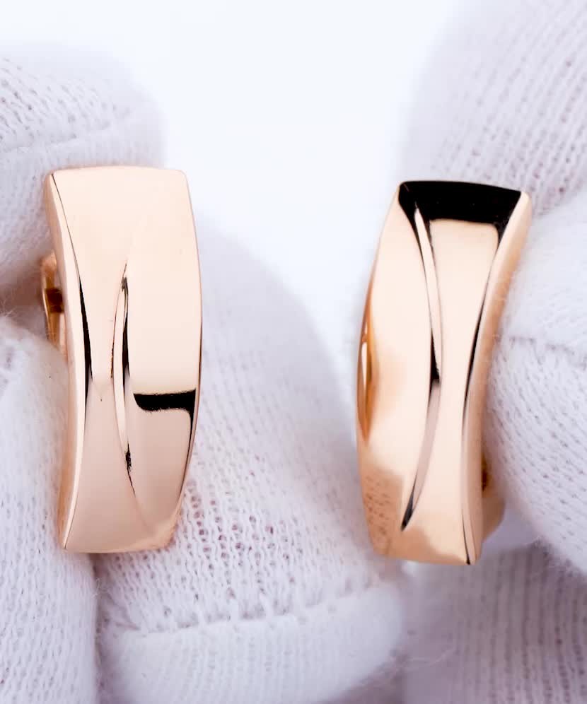 Gold earrings Gold earrings