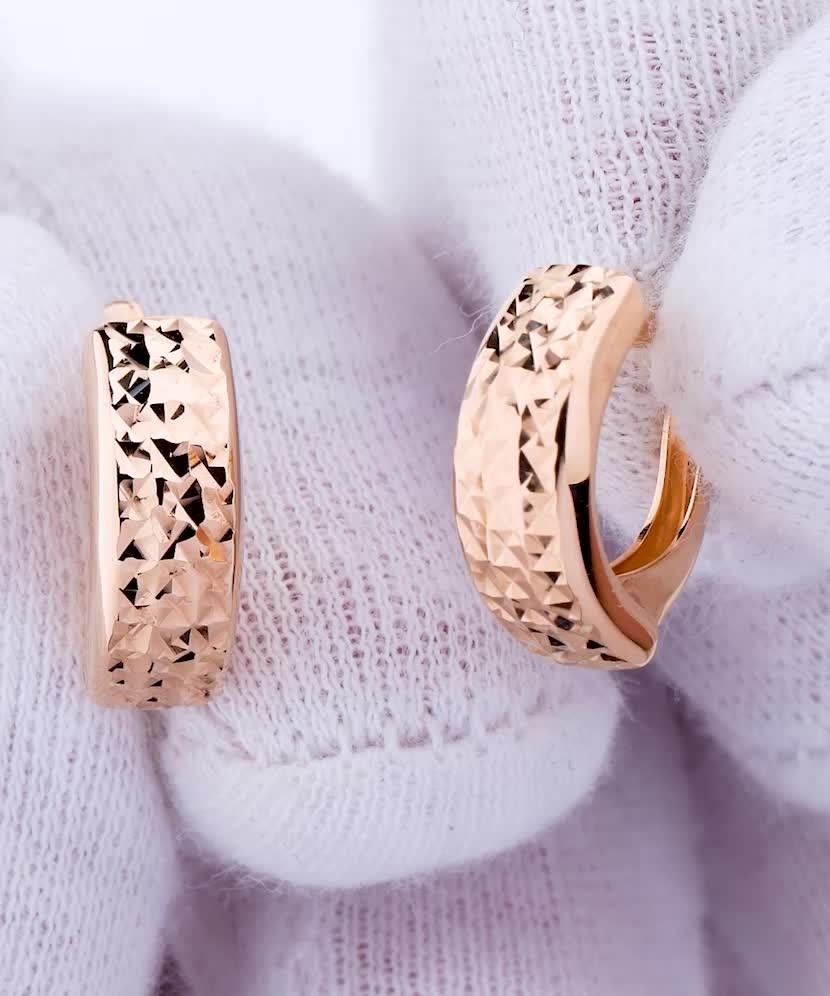 Gold earrings Gold earrings