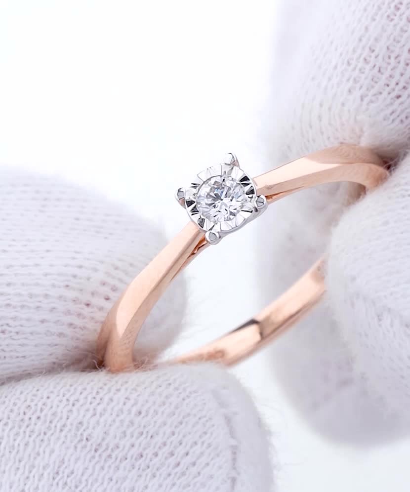 Gold ring with diamond