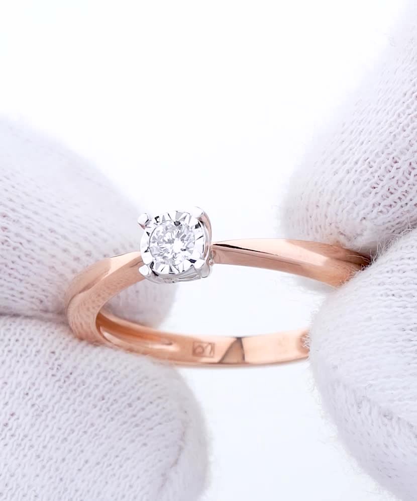 Кольцо из золота с бриллиантом Кольцо из золота с бриллиантом