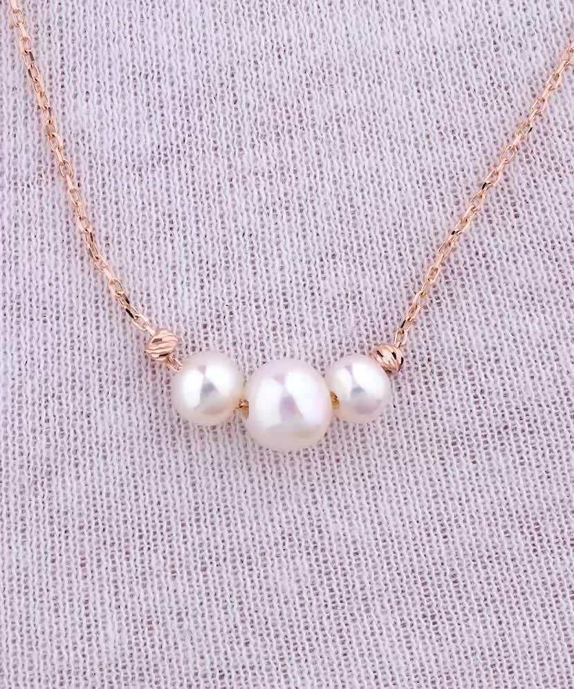 Gold chain with pearls