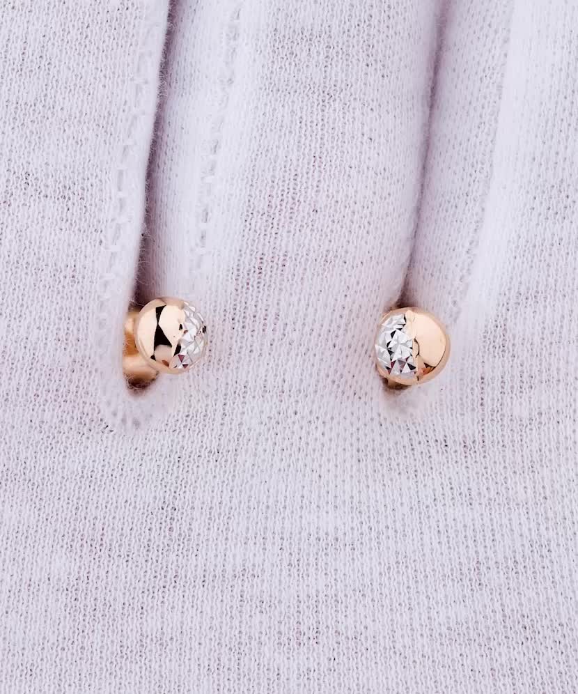 Gold earrings Gold earrings