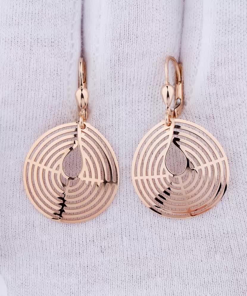 Gold earrings Gold earrings