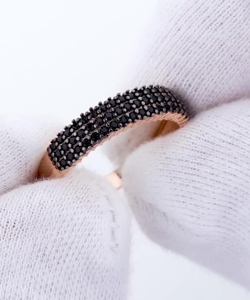 Gold ring with zircons