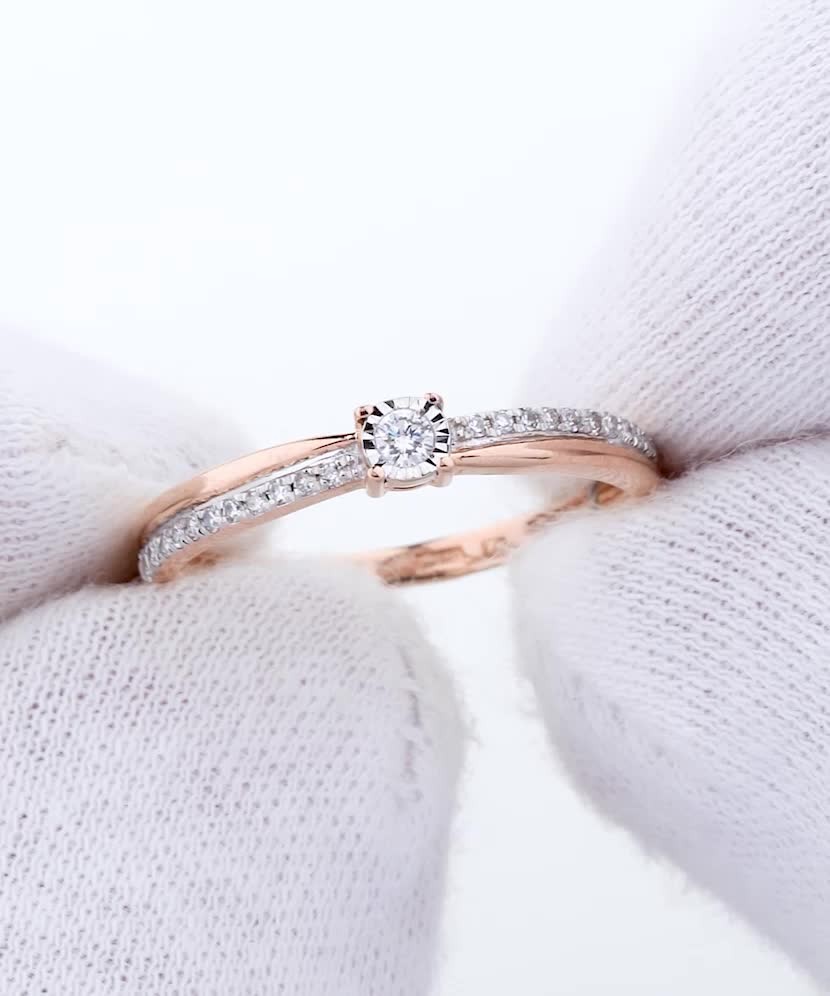 Gold ring with diamonds