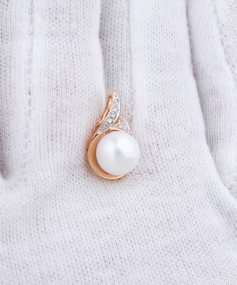 Кольцо из золота с жемчуг и бриллиантами