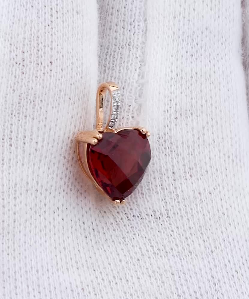 Золотая подвеска с бриллиантами и гранатом.