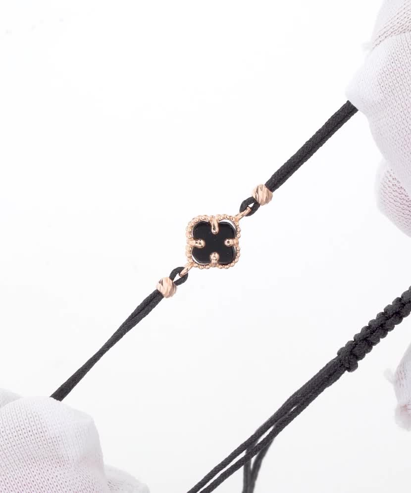 Браслет из красной нити с золотом и ониксом