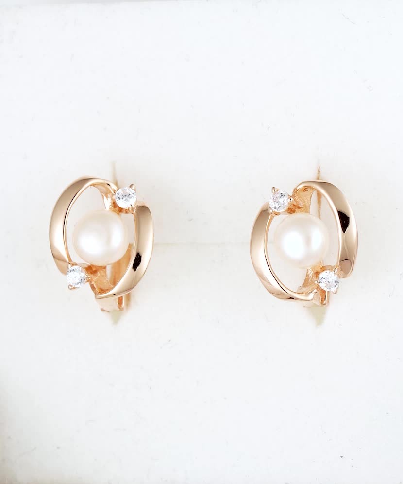 Gold earrings with pearls and zircons