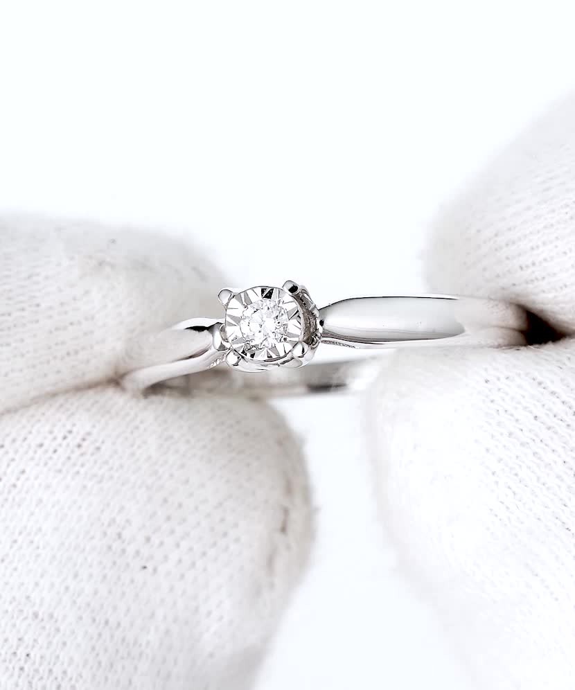 Кольцо из белого золота с бриллиантом Кольцо из белого золота с бриллиантом