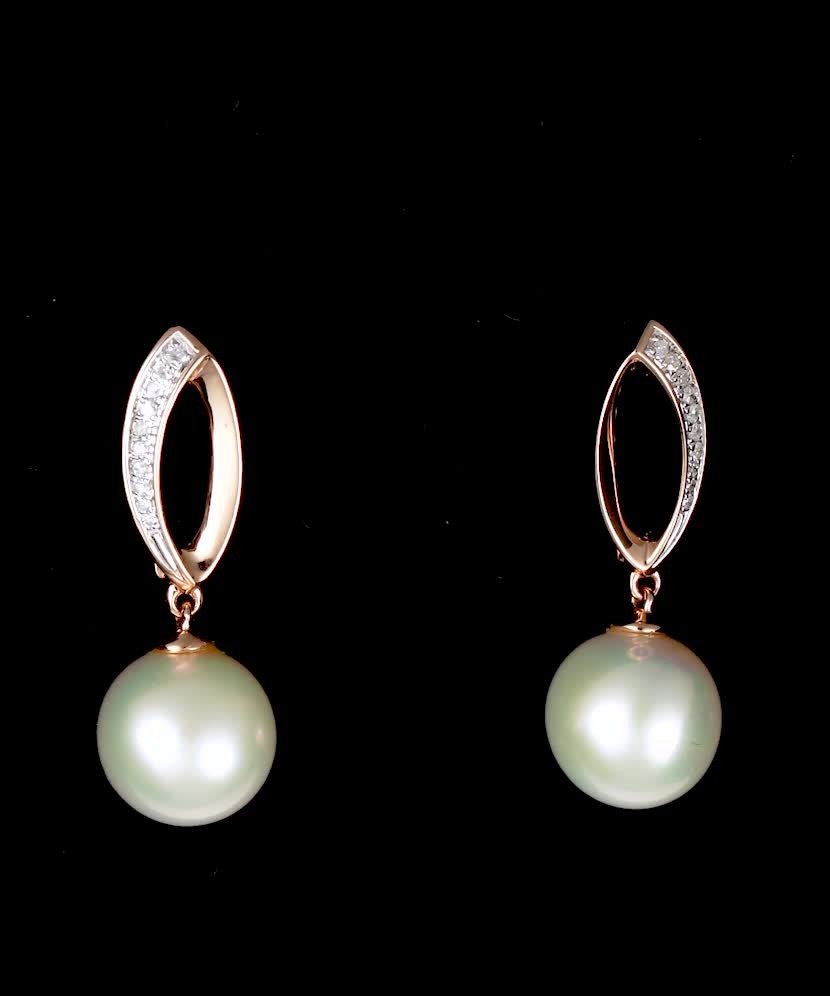 Серьги из золота с бриллиантами и жемчугом