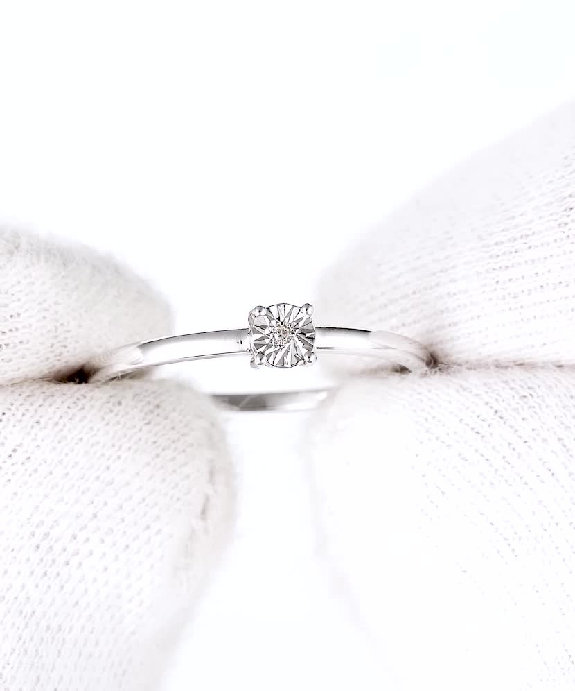 Серебряное кольцо с алмазом