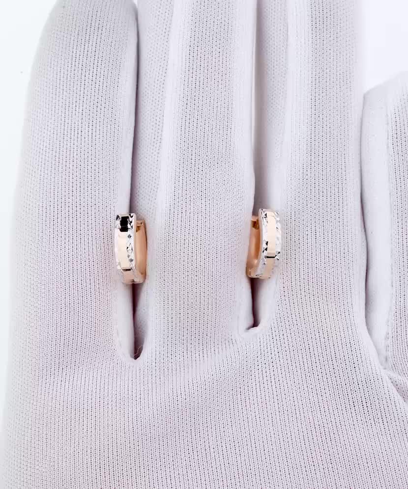 Gold earrings Gold earrings