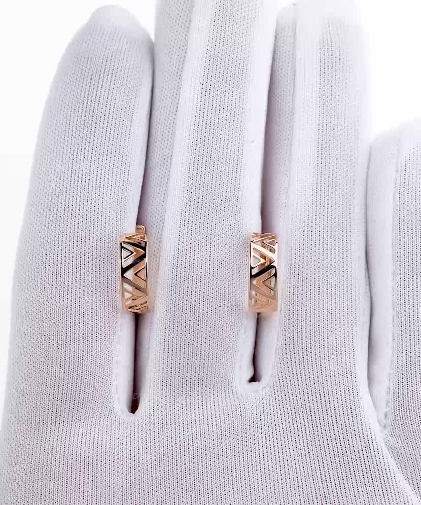 Gold earrings Gold earrings